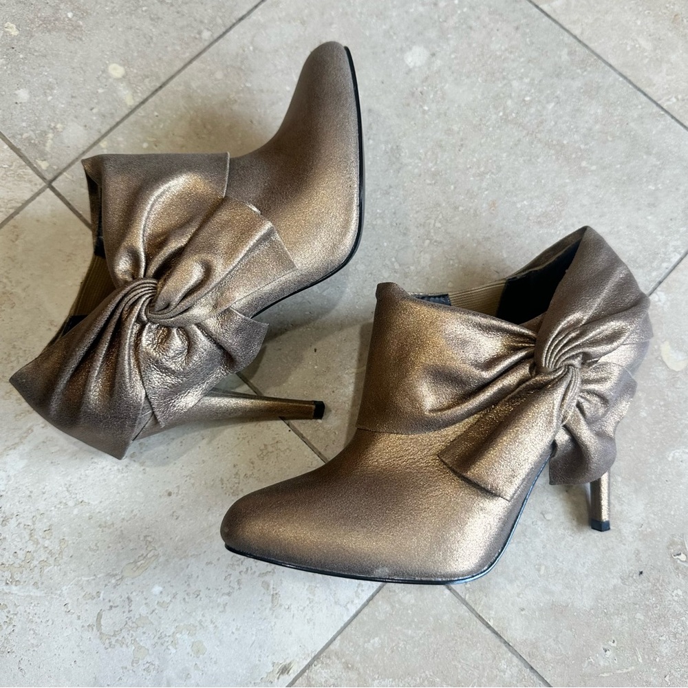 NWOT Laundry by Shelli Segal Bronze Ankle Booties